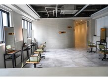 トルクアータ 伏見(torquata)の雰囲気（緑とコンクリート調のモダンな落ち着いた雰囲気）