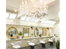 サロン ド ハル salon de HARUの雰囲気（居心地◎ラッセンアートが癒しの空間を演出☆）