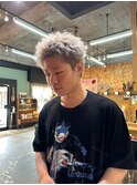 スパイキーショートケアブリーチホワイトシルバー眉毛カット