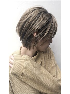 トルネード(TORNADO) 外国人風ショートボブ ハイライトベイクドグレージュ 白髪ぼかし