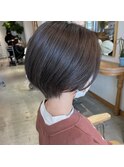 柔らかなアッシュバイオレットカラのショートボブ