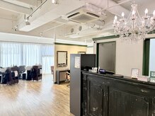 アーサス ヘアー コセ 赤塚店(Ursus hair cose by HEADLIGHT)の雰囲気（落ち着いた雰囲気の店内でリラックスしておくつろぎください）
