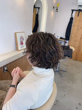 柔らかいパーマにハイライトカラー♪