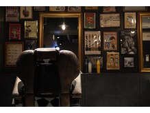 ビスタッグ(VISTAG)の雰囲気（奥のセット面は海外のbarberをイメージ非日常をお楽しみ下さい！）