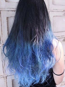 ロリム(RorriM) フェザーロング サファイヤブルー レイヤーカット ウルフカット