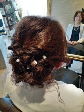 ヘアー イシス(Hair isis) くるりんぱシニヨン