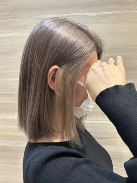 ラビス クローバー(Lovis clover) 全頭ブリーチで作るインナーカラー/グレー/ベージュ