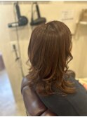 ふんわり軽さが可愛いミディアムレイヤー