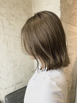 ペネロープ(Penelope) 外ハネボブ/長め前髪/透明感カラー/ハイトーン/ベージュ系