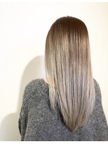 アンサン(unsung)&nbsp;ホワイトグレージュとバレイヤージュカラー