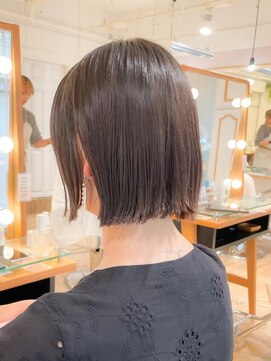 ネオリーブ チロル 横浜西口店(Neolive CiroL.) ぷつんとカット 大人ミニボブ 外はね【池田】