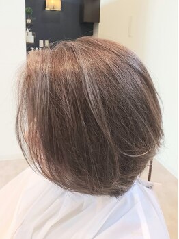 スリービープラス(3beplus)の写真/ダメージレスやエイジングケアに特化した施術が◎白髪ぼかしで立体感のあるワンランク上のおしゃれヘアに♪