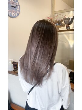 ブローチ(brooch) 前回バレイヤージュ・今回ブリーチなしグレージュ