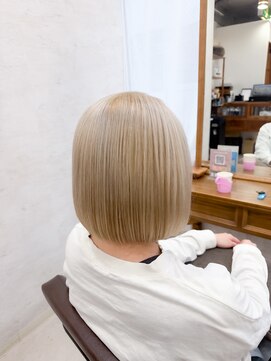 ジュノ(Jeuno) ホワイト系ベージュブロンド × 切りっぱなしボブ