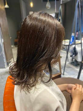 エミュー(emue) 20代30代 切りっぱなしくびれ外はねミディブラウンベージュ 中島