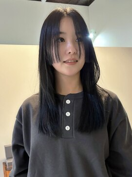 アワイ(awai) センター分け黒髪ストレートロングヘア