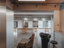 シンク(sync)の雰囲気（大きな鏡と自然光の入る店内が非日常へ）