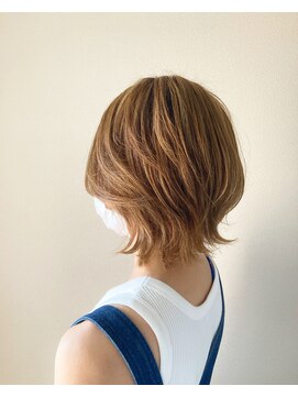 メロー(Mellow) ミディアム外はねスタイル