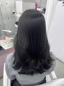 エヌアイ オモテサンドウ(ni omotesando) ブルーブラック/外ハネスタイル/黒髪ミディアム　上野