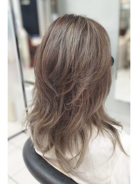 ヘアースタジオ ジェイワン(hair studio J ONE) 30代40代50代60代ホワイトベージュ　ウルフレイヤーロング