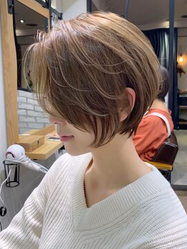 マグ ギンザ(mag ginza) 艶ベージュ×前髪長め×丸みとくびれショート☆