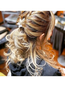 リーベンデール ハイトーンカラー × 編み込みダウンスタイル