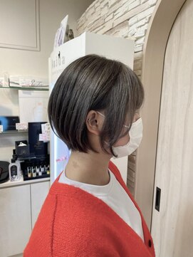 クレア(CREA) ハイトーンショートボブ