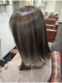 グレーベージュハイライト外はねボブ