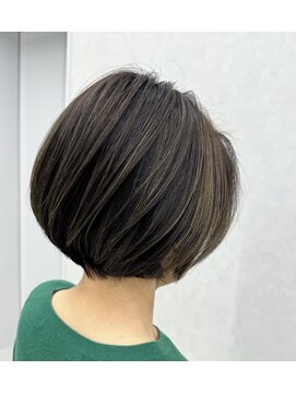 ポノ(Pono) 白髪ぼかしハイライト大人ショートカット丸みショート