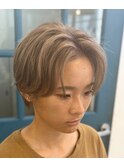 センターパートハンサムショート　ミルクティーベージュ