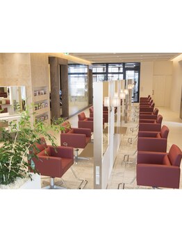 活気がありながらも落ち着いた雰囲気を持つエリアにある実力派スタイリストが在籍サロン！