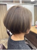 サイドが少し前下がり、大人っぽいショートボブ