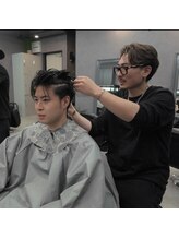 1対1の担当制だから自分の髪質やこだわりを分かってくれてる！メンズサロンでは珍しいマンツーマン制度◎