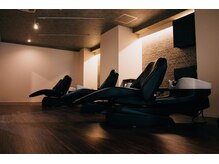 当店でのシャンプーはリラクゼーションタイムです。高級シャンプー台で極上癒しのひとときを