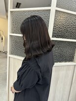 キキ(kiki by KENJE) 黒とブラウンの間の艶髪