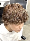渋谷緩め波巻きスパイラルパーマメンズハイライトカラー19時以降