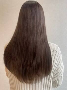 赤みを抑えて、光をまとう。大人の透明感カラー