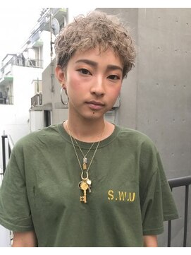 ジーナ(XENA) ブロンドベリーショート