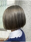 シルバーグレージュ×前下がりショートボブ