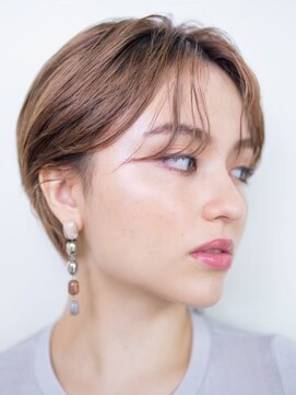 ピズムハク(PISM hak) 耳かけ小顔ハンサムショート/プラチナベージュ/センターパート