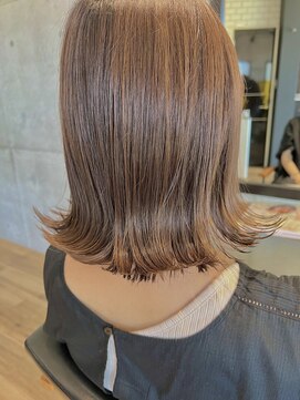 スロウ(SLOW) 明るめカラー/外ハネスタイル