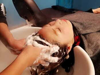 アルーシェ 秋葉原店(Alushe)の写真/頭皮のコリをほぐす癒しのスパ♪日々頑張る自分へ、ご褒美の時間に◎[秋葉原/髪質改善/インナーカラー]