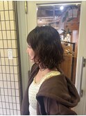 ミディアムレイヤーにトレンドのウェーブパーマをプラス