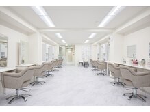 綺麗でおしゃれな空間♪ヘアセットやメイクブースもあります◎