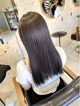 ティム(tim) 《hinako》落ち着きのあるSheer greige.'
