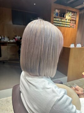 イロ(iro) ホワイトベージュ/ハイトーンボブ