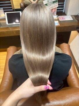 ベージュ赤み消しカラーハイトーンブリーチ×うるツヤストレート