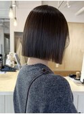 透明感のあるオリーブカラーとボブ