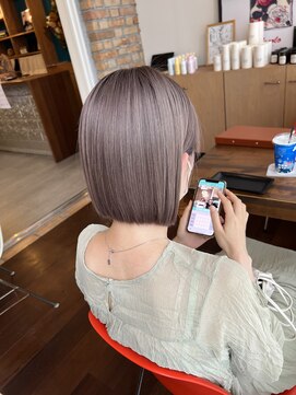 ココロヘアー マド(Cocolo hair MADO) ラベンダーグレージュ|ぱっつん|大人ハイトーン20代/30代/40代
