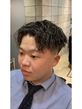 フランクスバーバー アンド ビアークラブ(FRANK'S BARBER and BEER CLUB) ロースキンフェードツイストスパイラルパーマセンターパート I